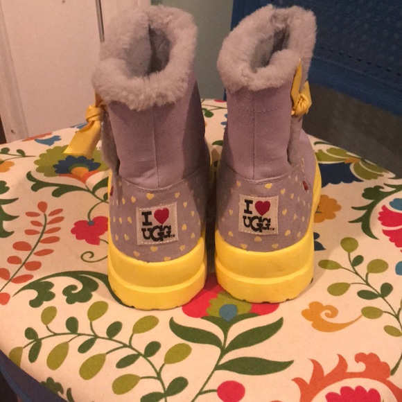 Woman’s/Girls size 6 authentic UGG boots - Picture 2 of 4